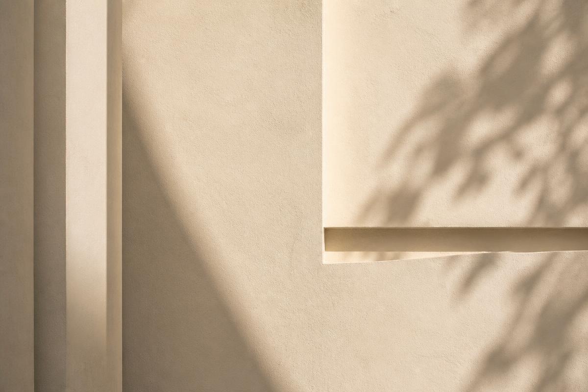 Detalle arquitectónico minimalista con luz natural y textura cálida